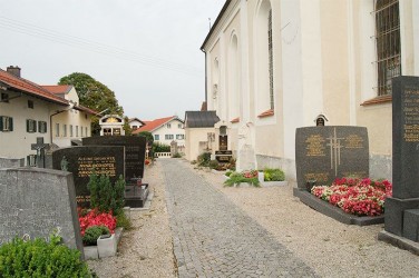 Pfarrfriedhof an der Kirche in Oberpframmern