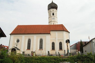 Kirche in Oberpframmern mit Pfarrfriedhof