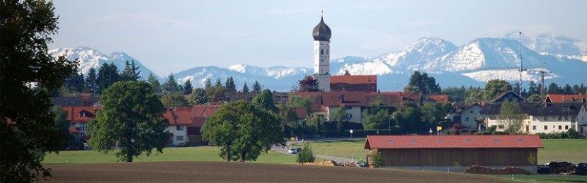 Oberpframmern mit Bergkette